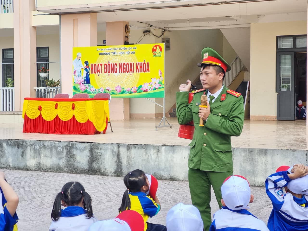 Tuyên truyền an toàn giao thông, PCCC, trật tự an toàn xã hội và các hành vi vi phạm pháp luật cho giáo viên, học sinh trường Tiểu học Hộ Độ