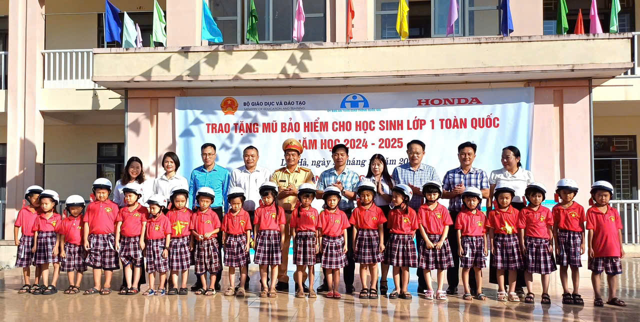 Chương trình tảo tặng mũ bảo hiểm cho học sinh lớp 1 tại trường Tiểu học xã Hộ Độ.